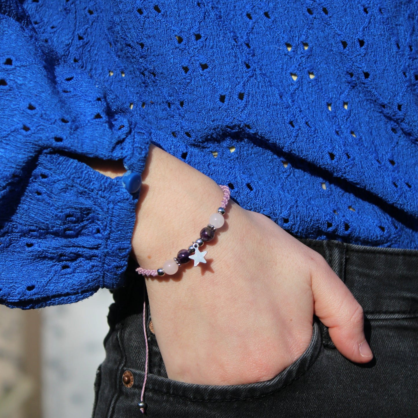 Bracelet Lilia en micro-macramé Lila avec breloques étoiles de mer et perles, fait main en France