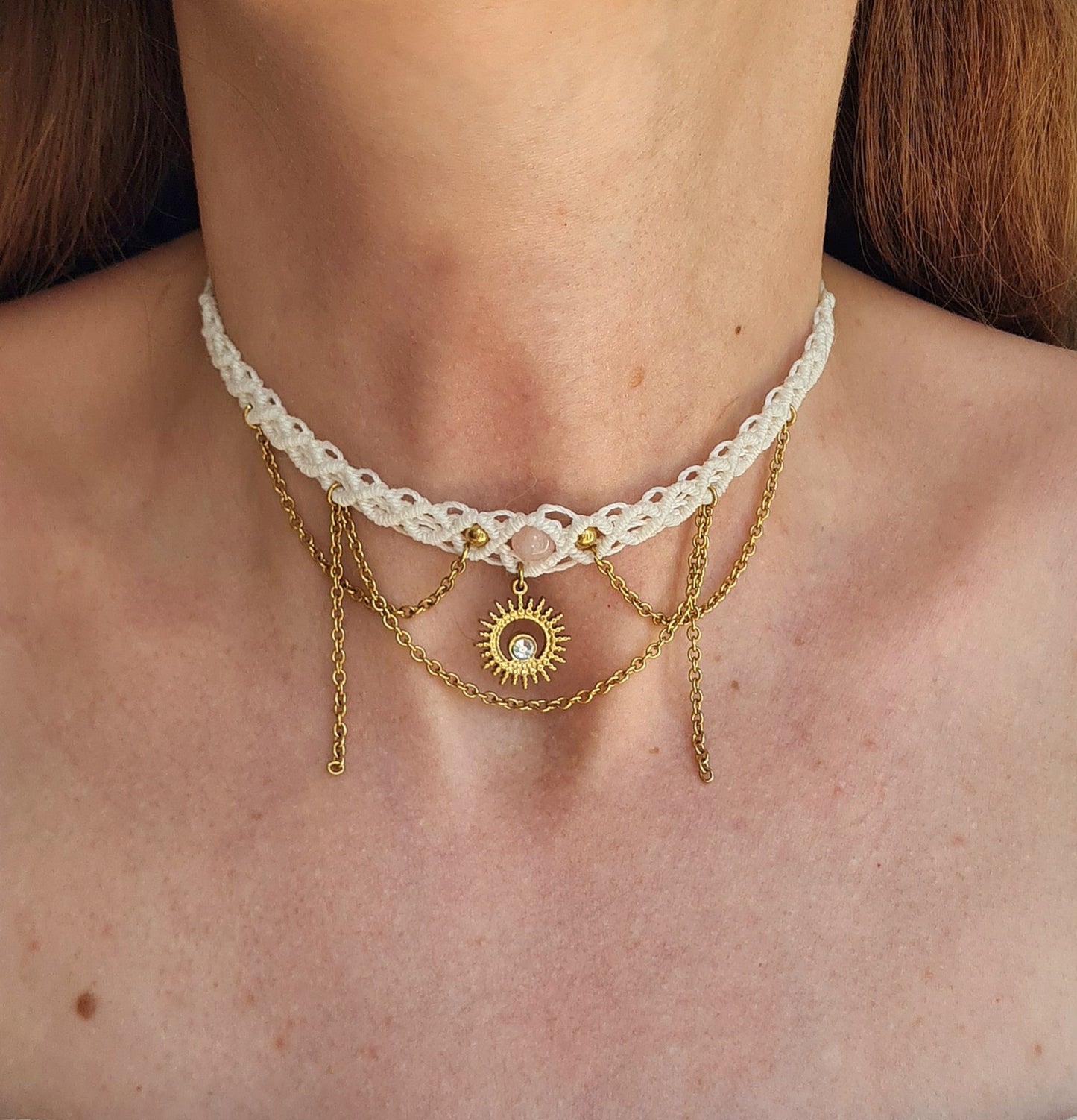 collier en micro macramé blanc avec chaine et pendentif en acier inoxydable fait main, pièce unique élégant , made in France
Livraison rapide