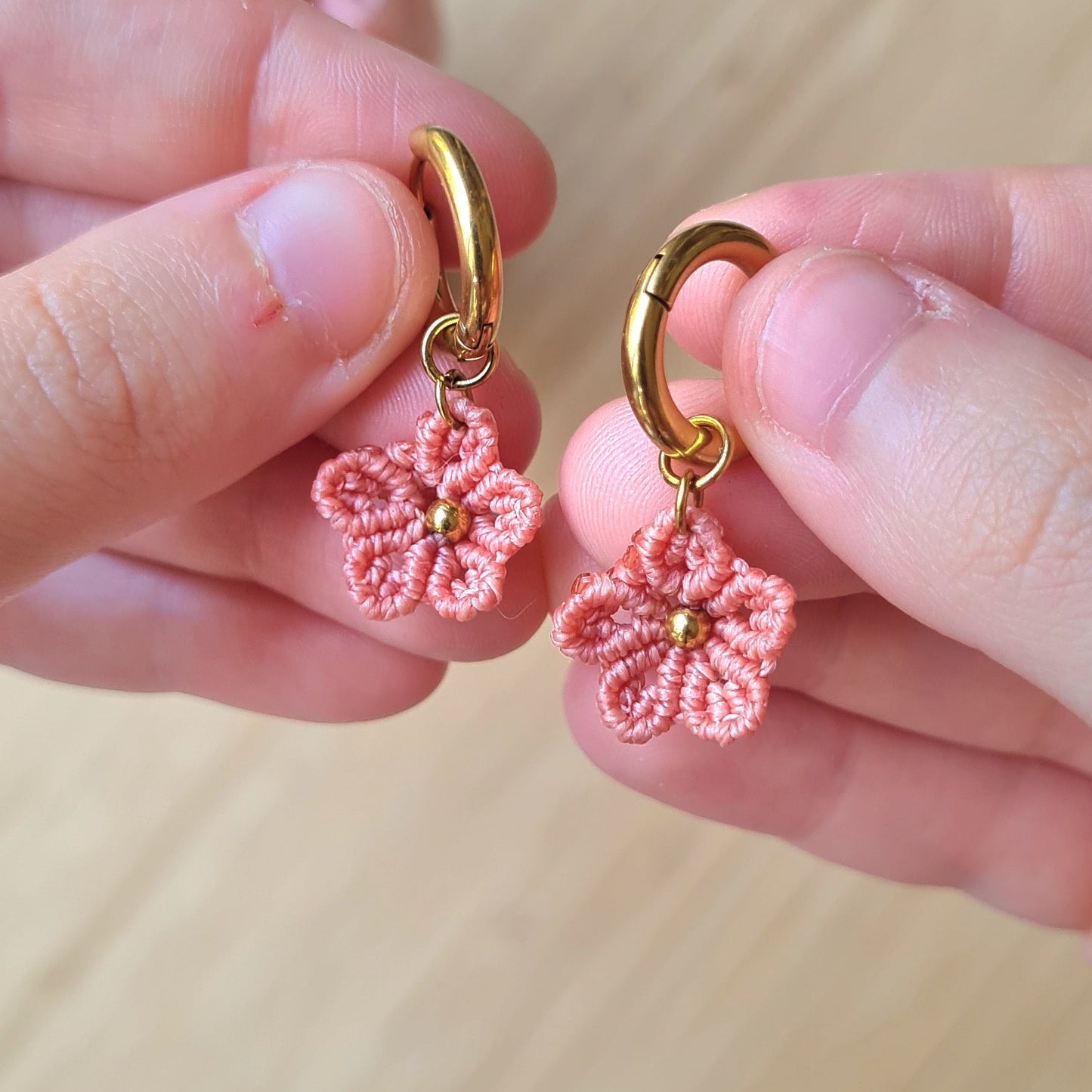 Creole boucles d'oreilles fleurs en micro macramé 
En acier inoxydable