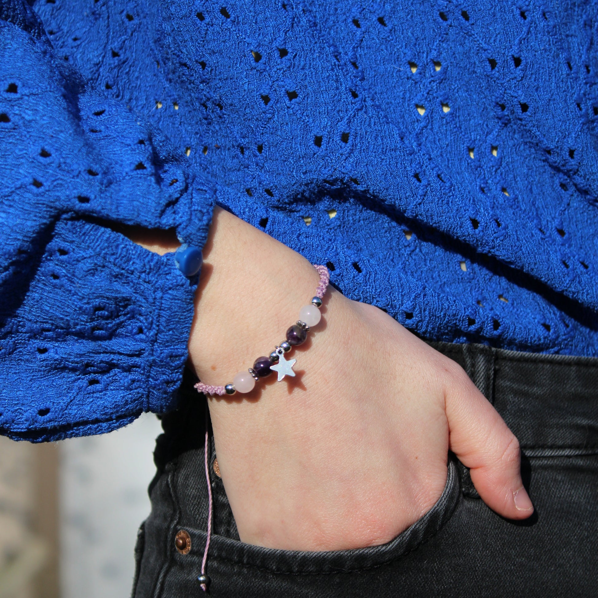Bracelet Lilia en micro-macramé Lila avec breloques étoiles de mer et perles, fait main en France