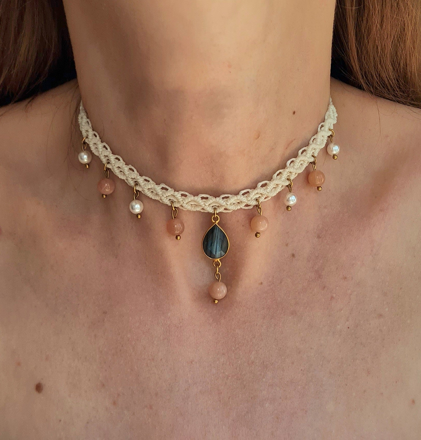 collier en micro macramé blanc avec pierres naturelles et pendentif en labradorite fait main, pièce unique élégant , made in France 
Livraison rapide