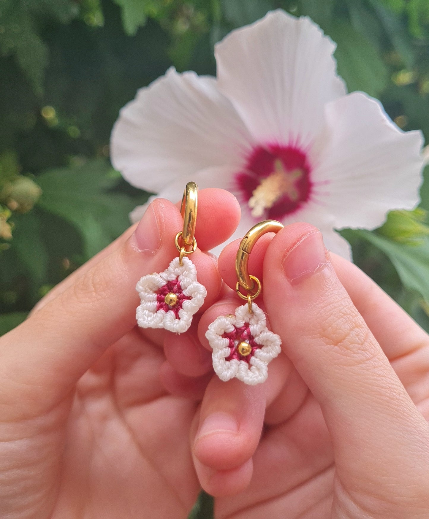 Creole boucles d'oreilles fleurs en micro macramé 
En acier inoxydable 