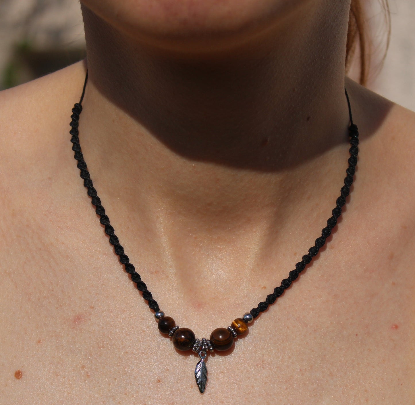 Collier noir micro macramé pendentif acier inoxydable , perles œil de tigre