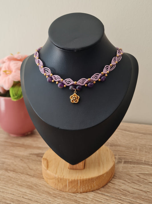 collier violet lila en micro-macramé 
Pendentif rose et perle en acier inoxydable 
Pierre naturelle améthyste 
Collier reglable 