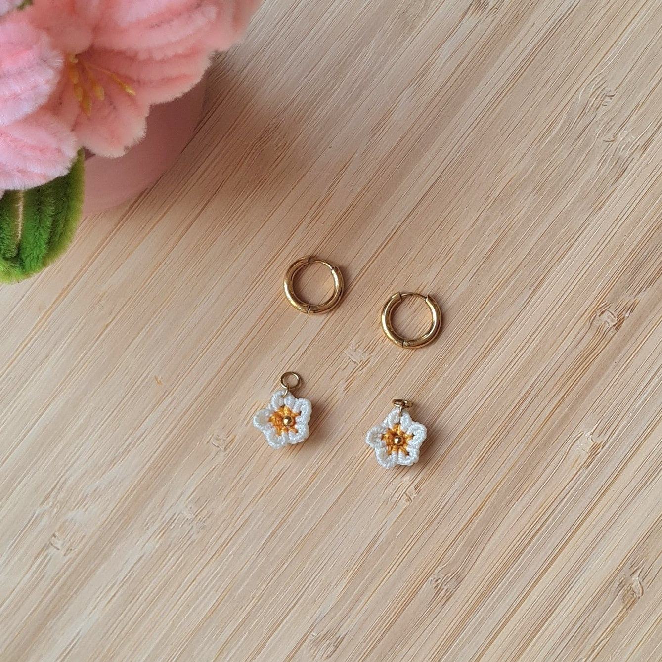 Creole boucles d'oreilles fleurs en micro macramé 
En acier inoxydable