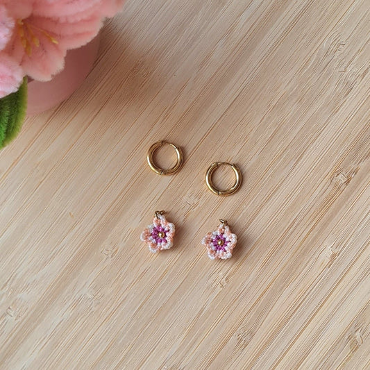Creole boucles d'oreilles fleurs en micro macramé 
En acier inoxydable