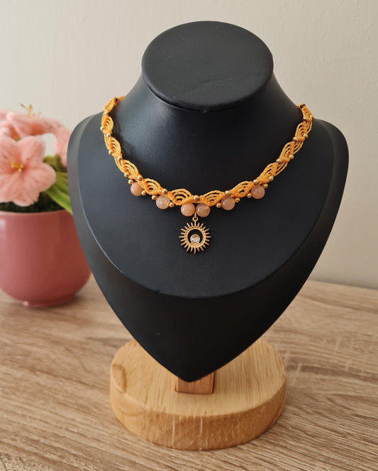 Collier ras de cou en micro-macramé, jaune 
Perles et pendentif soleil en acier inoxydable 
Pierre naturelle : pierre de soleil 