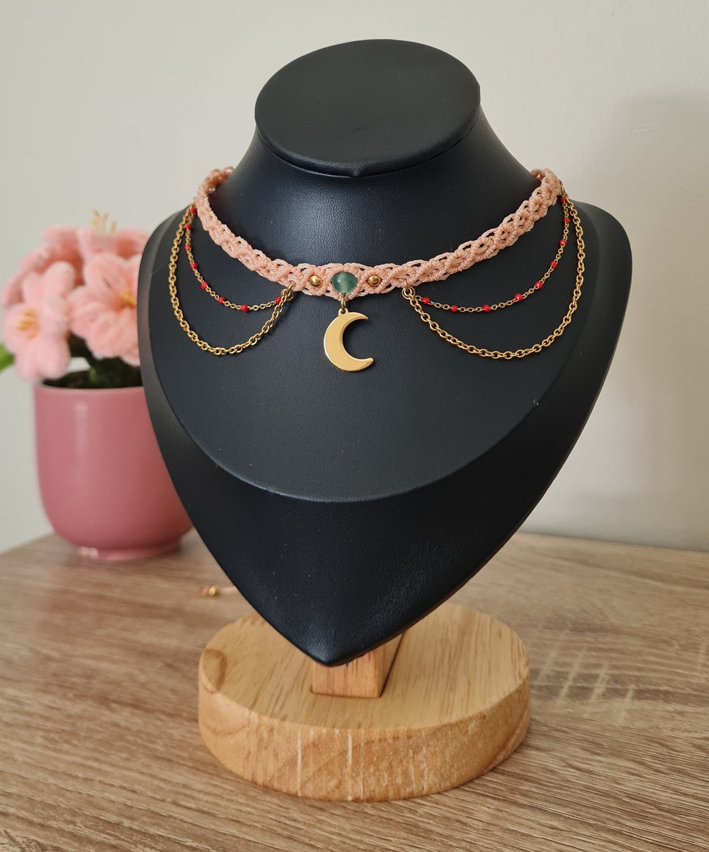 Collier rose saumon en micro macramé avec chaine et pendentif acier inoxydable très féminin 