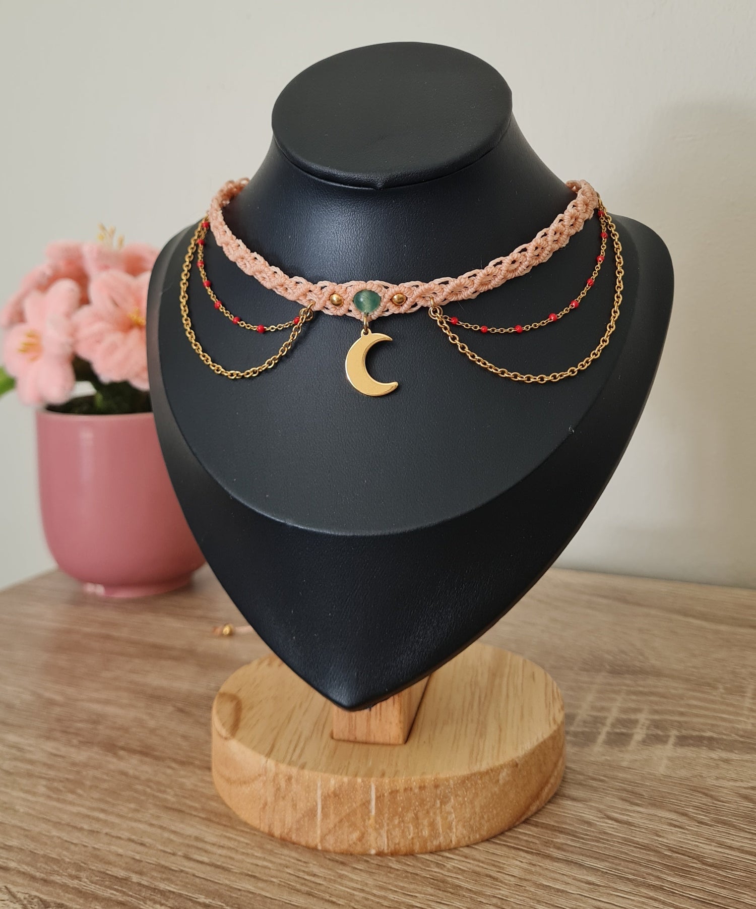 Collier rose saumon en micro macramé avec chaine et pendentif acier inoxydable très féminin 