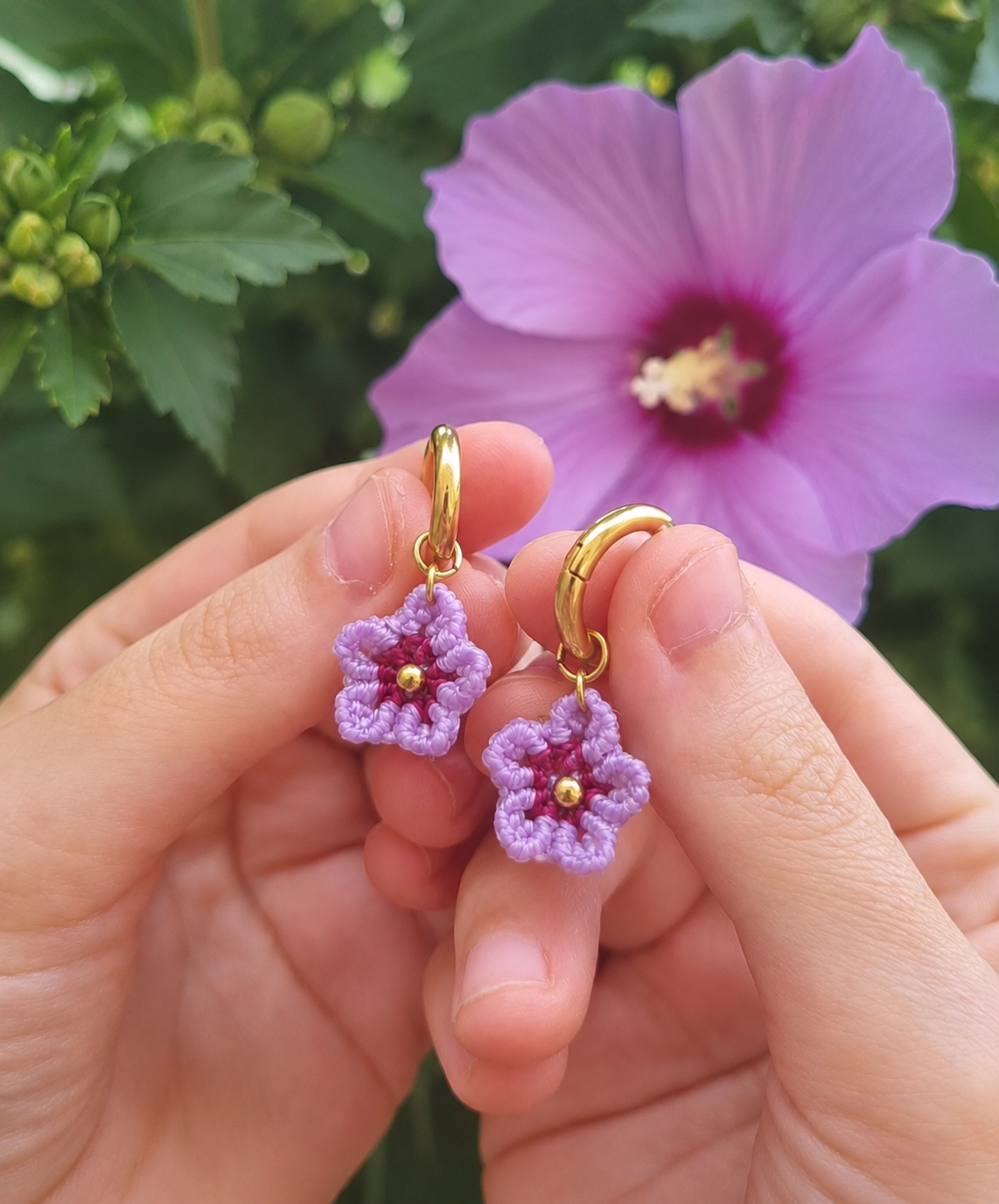 Creole boucles d'oreilles fleurs en micro macramé 
En acier inoxydable